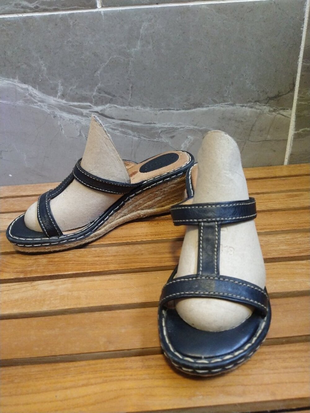 Børn Black Leather T-Strap Wedge Sandals / Mules (Style W3494 / K6, Size 9